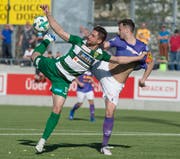 Kriens-Stürmer Saleh Chihadeh im Zweikampf mit Schaffhausens Captain Imram Bunjaku. (Bild: Pius Amrein (Kriens, 20. April 2019))
