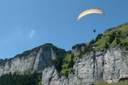 Ein Gleitschirm-Pilot landet nach dem Flug von der Ebenalp in Wasserauen. (Symbolbild: Hanspeter Schiess)
