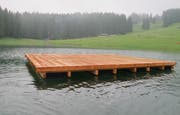 Auf der neuen Badeinsel können sich die Nutzer vom Schwimmen erholen und bei schönem Wetter die Sonne geniessen.