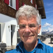 Dieter Raebel vor dem «Bärghuis». (Bild: PD)