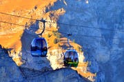 Zwei Gondeln der Frutt-Bahn. (Bild: Markus von Rotz)