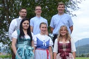 Die Absolventinnen und Absolventen aus dem Werdenberg und Obertoggenburg: Philipp Heeb aus Buchs, Hans Eggenberger aus Buchs, Stefan Forrer aus Salez, Céline Rhyner aus Grabs, Ramona Bernegger aus Wildhaus und Manuela Roth aus Grabs. (Bild: Jessica Nigg)