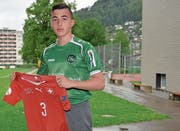 Hier hat alles begonnen: Fabio Solimando auf der Wattwiler Grüenau im Tenü des FC St. Gallen und mit dem Trikot der U17-Nationalmannschaft, das er sich in England übergestreift hat. (Bild: Beat Lanzendorfer)