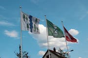 Das Wappen der Gemeinde Neckertal (links), die erst per 1. Januar 2009 entstand, könnte bald schon überholt sein. (Bild: Martin Knoepfel)