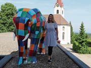 Ein bunter Elefant ist Maskottchen der Schule Untereggen. Petra Gächter verabschiedet sich mit einer sanften Berührung vom Riesen auf dem Vordach des Schulhauses. (Bild: Jolanda Riedener)