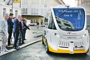 Die Verkehrsplaner aus Konstanz und Kreuzlingen betrachten den autonomen Elektrobus. (Bild: PD/Stadt Kreuzlingen)