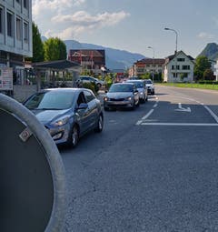 Robert-Durrer-Strasse am Abend bei der Post.(Bild Markus von Rotz)