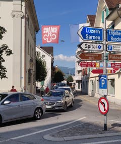 Das Einbahnsystem von Stans kollabiert am ersten Abend, nichts geht mehr auf den diversen Strassen. (Bild Markus von Rotz)