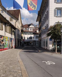 Nicht alle Strassen sind verstopft: Die vom Dorfplatz zum Tellenegg ist menschenleer.. (Bild Markus von Rotz)