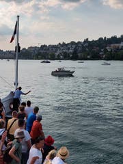 Eine Matrosin versucht das Boot, das die «Gallia» beim Ablegen vom Lido behindert, zu vertreiben. (Bild: Markus von Rotz; Luzern, 5. August 2018)