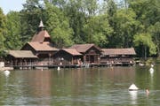 Die Jugendstil-Badhütte der Frauenbadi auf Dreilinden. (Bild: Reto Voneschen - 15. August 2013)