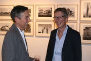 Über 30 000 Negative haben Katharina Meier (links) und Galeristin Daniela Schönenberger gesichtet. (Bild: Pablo Rohner)