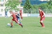 Captain und Torschütze Daniel Fäh (am Ball) sowie Michael Wiprächtiger (rechts) waren die wenigen, die sich in Münchwilen mit aller Macht gegen den Abstieg stemmten. Der Rest des Teams war dem Druck nicht gewachsen und spielte mit angezogener Handbremse. (Bild: Beat Lanzendorfer)