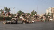 Iranische Soldaten versuchen sich während des Anschlags auf die Militärparade in Ahvaz in Sicherheit zu bringen. ((Bild: Morteza Jaberian/EPA (Ahvaz, 22. September 2018)
