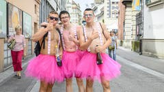 Knappe Outfits und schrille Accessoires: Das ist die Street Parade. (Bild: Melanie Duchene)