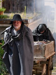 Beni Bischof und Albert Glauser müssen in der Nachmittagshitze Schwerstarbeit verrichten. (Bild: Manuel Nagel)