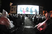 Trotzten dem Wetter: Besucher des Freiluft Film Altdorf am vergangenen Mittwoch. (Bild: Urs Hanhart)