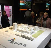 Besucherinnen des Infoanlasses beäugen das Modell des geplanten Quartiers. (Bild: hor (Ebikon, 27. November 2018))