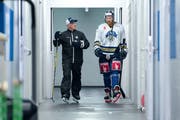 Der neue Trainer Jason O'Leary (links) und der neue Spieler Pontus Widerström in der Bossard Arena. Bild: Maria Schmid (Zug, 27. August 2018)