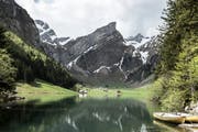 Am Ufer des Seealpsees wird vermehrt wild campiert. (Bild: Mareycke Frehner, 5. Mai 2015)