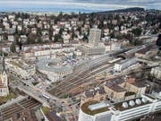 Die ehemalige Güggisbleiche heute: Die Lokremise ist inzwischen ein Kulturzentrum und hinter dem Hauptbahnhof hat der Turm der Fachhochschule die alten, teils schon im Gemälde vor 1850 hier stehenden Häuser abgelöst. (Bild: Benjamin Manser/Ralph Ribi - 1. Februar 2016)