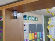 Mit an unauffälligen Stellen placierten kleinen Dosimetern wird die Radonkonzentration in den Schulhäuser gemessen. (Bild: pd)
