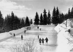 Hoch über dem Vierwaldstättersee lud die Eisbahn auf Rigi-Kaltbad zum Schlittschuhlaufen ein. Die Aufnahme wurde zwischen 1920 und 1940 gemacht. (Bild: Jean Gaberell/ Staatsarchiv Luzern FDC 50/6.3697)