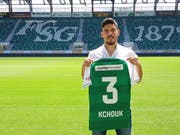 Slimen Kchouk zeigt sein neues Trikot. (Bild: PD)