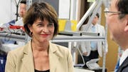 Doris Leuthard bei einem Fabrikbesuch in China: «Hier wird viel in Forschung und Entwicklung investiert.» (Bild: Patrik Müller)