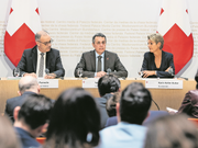 Guy Parmelin (SVP), Ignazio Cassis (FDP) und Karin Keller-Sutter (FDP) erklären den Bundesratsentscheid zum Rahmenabkommen. (Bild: Peter Schneider / Keystone, Bern, 7. September 2019)