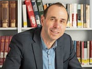 «Europa war schon vor der EU ein reicher Kontinent», sagt Tobias Straumann – hier in seinem Büro an der Universität Zürich (Bild: Alex Spichale, 28. Mai 2019)