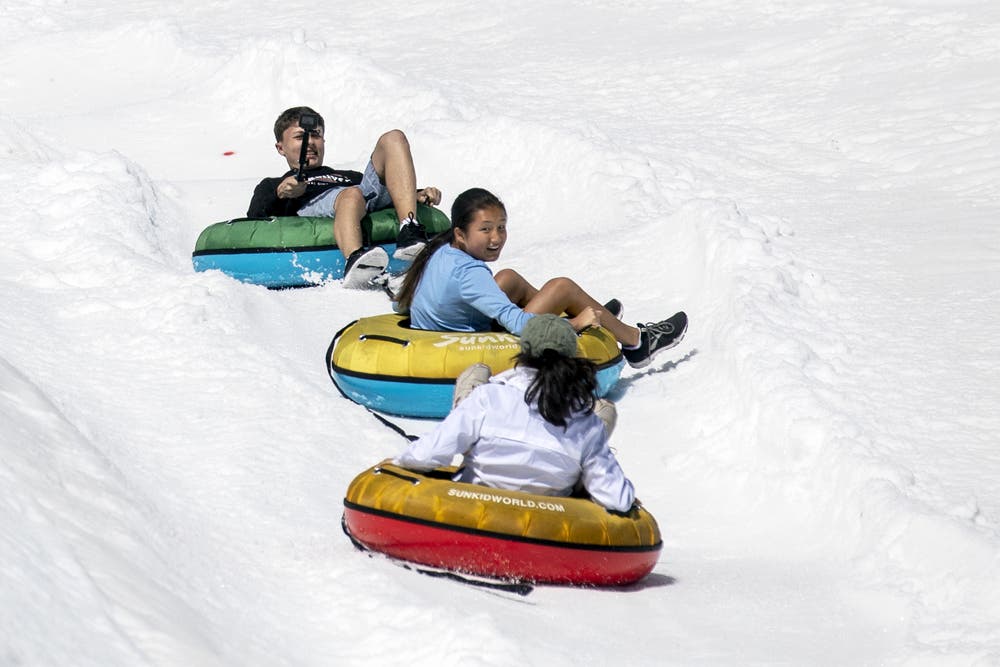 14 Grad auf dem Titlis: Touristen geniessen den Schnee und die Fahrt mit dem Bob. (Bild: Alexandra Wey / Keystone, Engelberg, 26. Juni 2019)