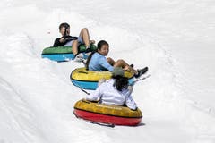 14 Grad auf dem Titlis: Touristen geniessen den Schnee und die Fahrt mit dem Bob. (Bild: Alexandra Wey / Keystone, Engelberg, 26. Juni 2019)