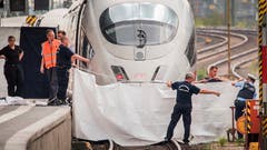 Polizisten schirmen ein Perron im Frankfurter Hauptbahnhof ab. (Bild: ANDREAS ARNOLD)