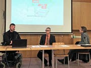 Architekt Manuel Gysel, Schulpräsident Thomas Wieland und Schulsekretär René Diethelm informieren über die Kreditvorlage. (Bild: Tobias Bolli)