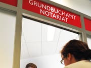 Eine Kundin am Schalter des Grundbuchamtes. (Archivbild: Corinne Glanzmann)
