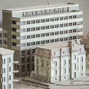 Die sanierte Villa Wiesental und das neue Bürohaus dahinter im Modell. Blick von der Rosenbergstrasse her. (Bild: Hanspeter Schiess - 19. Februar 2019)