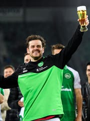Tranquillo Barnetta lässt sich feiern. (Bild: Urs Bucher)