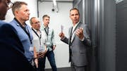 Leiter Roman Dürr (rechts) führt die Gäste durch das frisch eröffnete Datacenter Thurgau in Frauenfeld. (Bild: PD)
