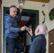 Hilfe beim Wechseln der Glühbirne: eine Einsatzmöglichkeit der neuen Nachbarschaftshilfe.Bilder: PD