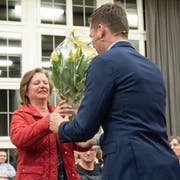 Stadtpräsident Mathias Müller ehrte Anni Ehrbar für Frischmarkt-Einsatz (Bild: Sascha Erni, 25. März 2019)