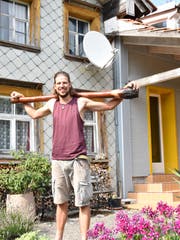 Martin Bürge wohnt seit kurzem in Mosnang in der Abgeschiedenheit. Ins einem Leben hat er schon auf der ganzen Welt spezielle Jobs gehabt. (Bild: Timon Kobelt)