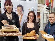 Gabriela Szczapa (v.l.), Julia Bünter und Sereina Barmettler zeigen ihre Kreationen. (Bilder: PD)
