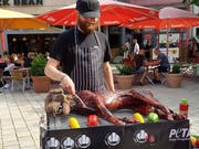 Mit einem - künstlichen - Grillhund will die Tierschutzorganisation Peta am Donnerstagmittag auf dem Kornhausplatz in St.Gallen für eine fleischlose Lebensweise werben. (Bild: PD/Peta - Jena, 11. Juni 2019)