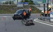 Die Polizei bei der Unfallaufnahme. (Bild: Kapo Obwalden)