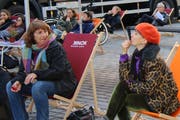 Symbolisch die Füsse hochgelegt, um gegen die Lohnunterschiede zwischen Mann und Frau zu protestieren: Weckruf der Frauen am Montag in der Marktgasse.
