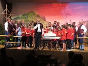 Der Leiter vom Zälglichor Martin Odermatt, kündigt den «Gämselijeger» zusammen mit dem Alpina-Cheerli an. (Bild: Otmar Näpflin (Wolfenschiessen 26. Mai 2018))