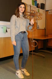 Nina Bruggmann zeigt stolz ihre Hufeisenblume.