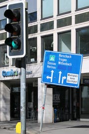 Die schiefe Hinweistafel am Oberen Graben 3. (Bild: Reto Voneschen - 16. März 2019)