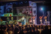 Mit einem beeindruckenden Bühnenbild und leidenschaftlichem Spiel, Tanz und Gesang begeistern die Mitwirkenden des Musicals «Noël» das Publikum. (Bild: Andrea Stalder)